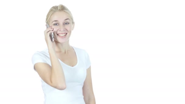 Donna positiva che parla su smartphone, sfondo bianco — Video Stock