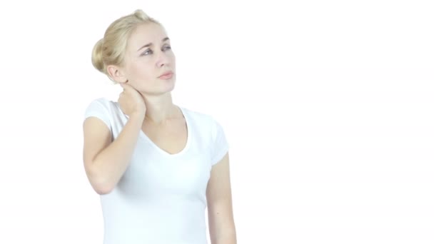 Nackenschmerzen, Frau leidet unter Nackenschmerzen, weißer Hintergrund — Stockvideo