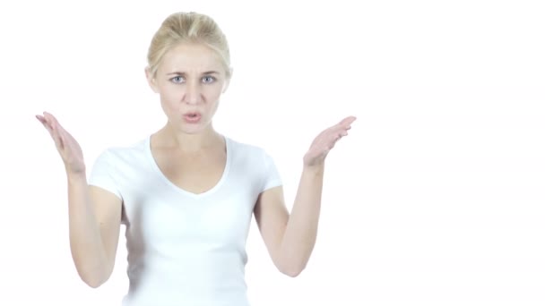 Крики, сердитая молодая женщина, белый фон — стоковое видео