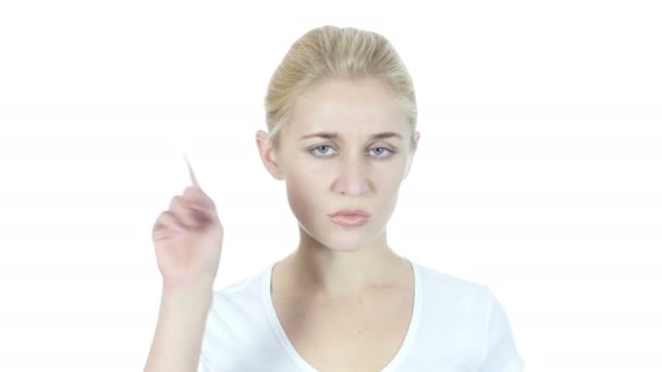 Δεν δείχνει γυναίκα κουνώντας τα δάχτυλα, λευκό φόντο — Αρχείο Βίντεο