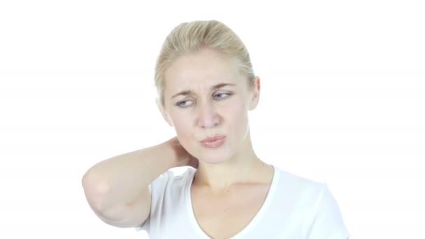 颈部疼痛，女人患疼痛在脖子上，白色背景 — 图库视频影像