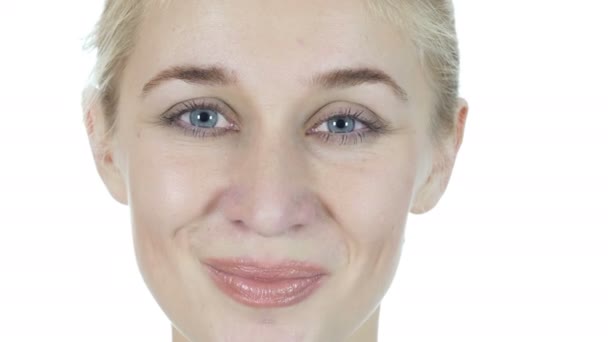 Smiling Woman Face Close Up, Fundo branco — Vídeo de Stock