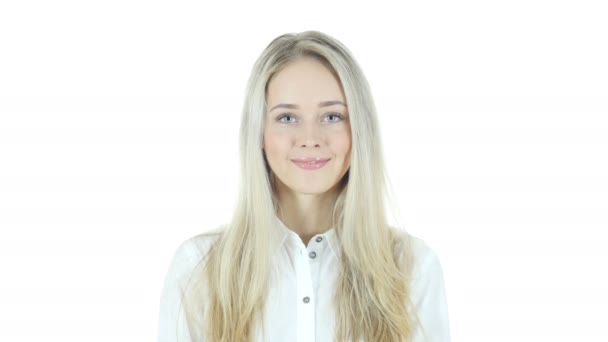 Retrato de mujer joven sonriente, fondo blanco — Vídeo de stock