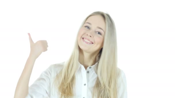 Palec nahoru mladá žena, bílé pozadí — Stock video
