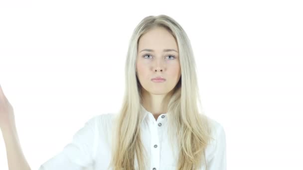 大拇指朝下的美丽的年轻女子，白色背景 — 图库视频影像