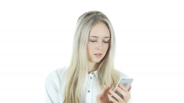 Pozitív nő használ Smartphone részére szemöldök, fehér háttér — Stock videók