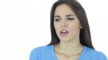 Hasta esmer kadın öksürük, öksürük, beyaz arka plan