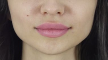 Dudak yukarı, beyaz arka plan güzel kadının yakın gülümseyen