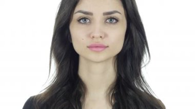 Güzel esmer kadın, beyaz arka plan portresi