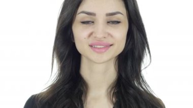 Gülümseyen güzel esmer kadın, beyaz arka plan portresi