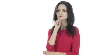 Düşünme, güzel esmer kadın, beyaz arka plan portresi