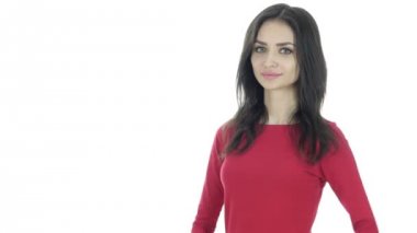 Genç kadın, el yapımı kalp işareti beyaz arka plan
