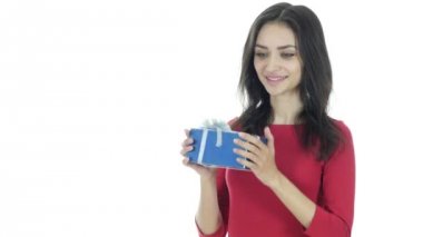 Kadın hediye, kutlama, beyaz arka plan aldıktan sonra heyecanlı