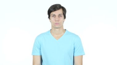 Genç Casual adam, beyaz arka plan gülümseyen portresi