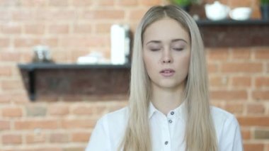 Başparmak aşağı güzel kadın, kapalı tarafından