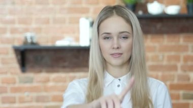 Kadın, hayır sallayarak parmak, kapalı tarafından gösterilen reddetme