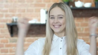 Başarı, tezahürat, kapalı kadın kutluyor