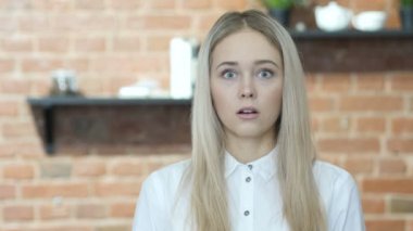 Şok, güzel esmer kadın kapalı üzerinde