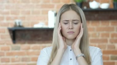 Baş ağrısı, hayal kırıklığı, gergin güzel esmer kadın
