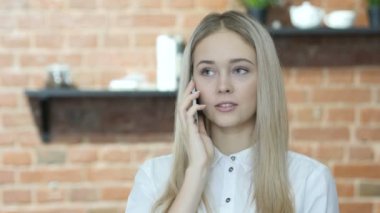 Güzel kadın smartphone, kapalı söz