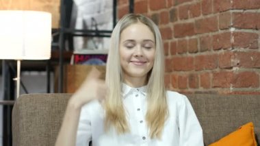 Başparmak yukarıya güzel esmer kadın, kapalı tarafından