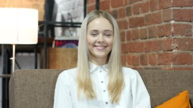 Gülümseyen güzel esmer kadın, kapalı portresi