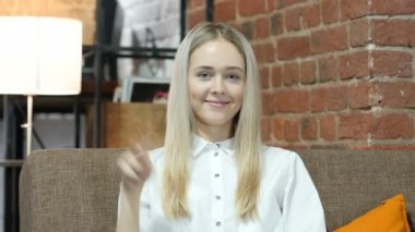 Güzel esmer kadın zafer işareti, kapalı gösterilen