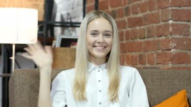 Merhaba, Merhaba, el, kapalı sallayarak güzel esmer kadın