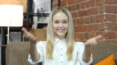 Güzel esmer kadın, kapalı davet bize katılın