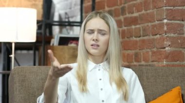 Bağırıyor, kızgın genç kadın kamera kapalı doğru savunarak