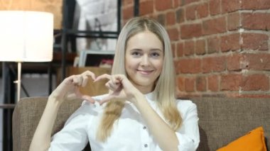 Esmer kadın, kapalı el yapımı kalp işareti