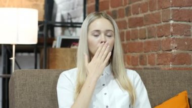 Genç esmer kadın, kapalı uçan öpücük