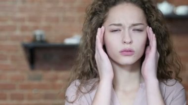 Baş ağrısı, hayal kırıklığı, gergin güzel kadın portre