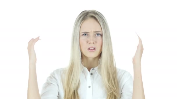 Gritando, irritado jovem mulher combate verbal, fundo branco — Vídeo de Stock