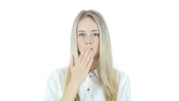 Voando beijo por jovem bela mulher, fundo branco — Vídeo de Stock