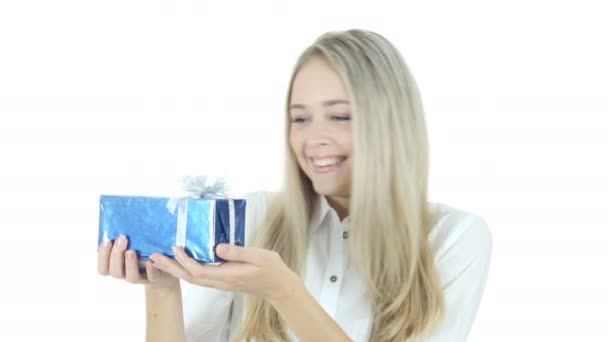 Donna eccitata dopo aver ricevuto regalo, sfondo bianco — Video Stock