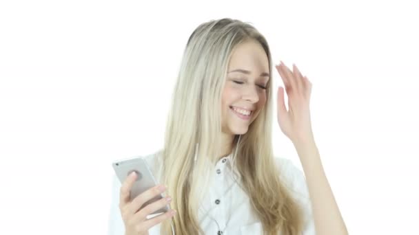 Mujer joven escuchando Música con auriculares, Bailar — Vídeos de Stock