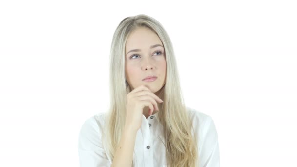 Habe eine Idee, denke, nachdenkliche Frau, Planung, weißer Hintergrund — Stockvideo