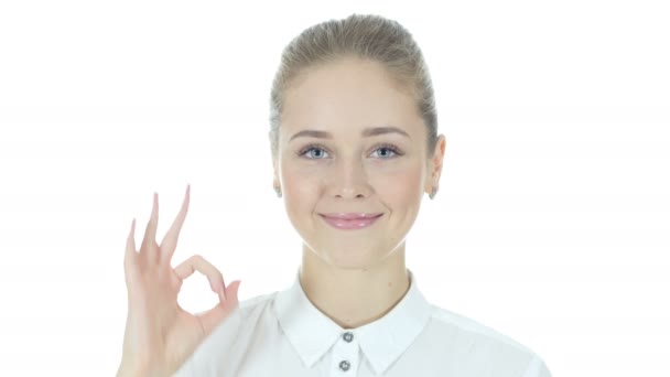 Affärskvinna som visar Ok tecken, vit bakgrund — Stockvideo