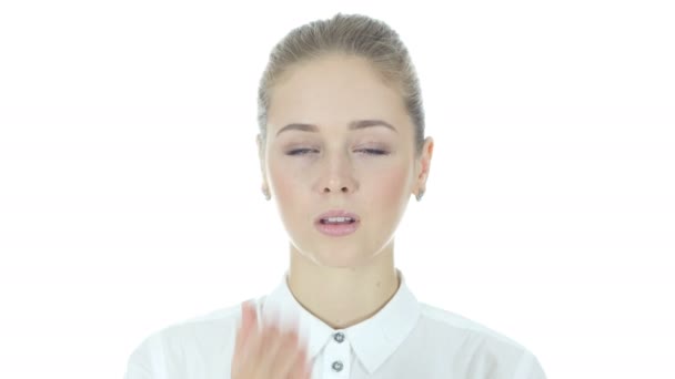 若くてきれいな女性、白い背景で飛んでキス — ストック動画