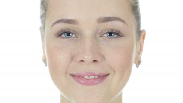 Glimlachend Beautifulwoman gezicht close-up, witte achtergrond — Stockvideo
