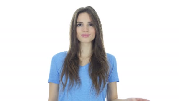 Mladá žena zobrazeno vítězství znamení, bílé pozadí — Stock video