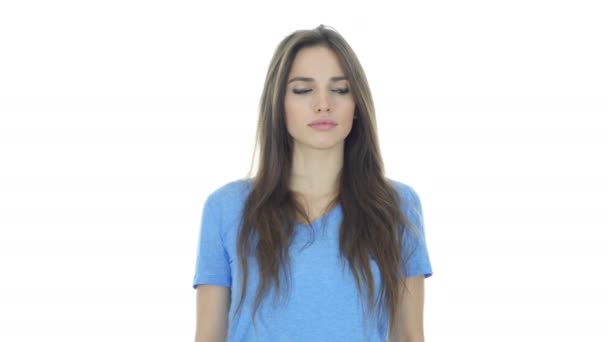 Tosse, bela morena mulher sofrendo de tosse, fundo branco — Vídeo de Stock