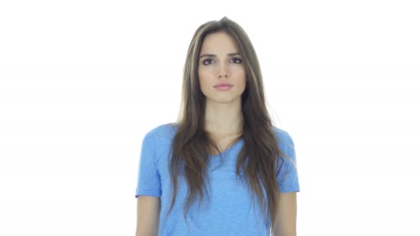 Woman wijzend naar Camera, witte achtergrond — Stockvideo