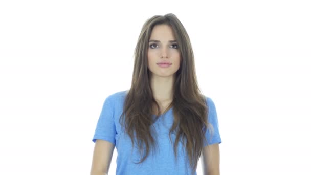 Handgemaakte hart Sign door jonge vrouw, witte achtergrond — Stockvideo