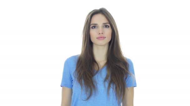 Letící polibek krásná bruneta žena, bílé pozadí — Stock video