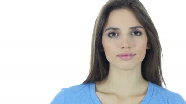 Piękna Brunetka kobieta pokazuje znak Ok, białe tło — Wideo stockowe
