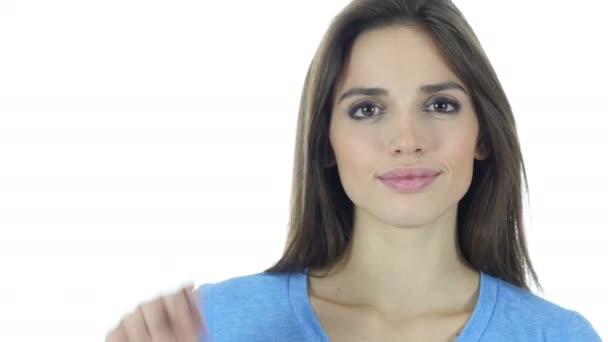 Krásná bruneta žena zobrazeno vítězství znamení, bílé pozadí — Stock video