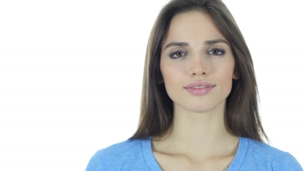 Ahoj Ahoj, krásná bruneta žena mává rukou, bílé pozadí — Stock video