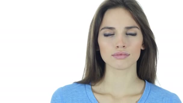 Gäspningar trött vacker kvinna, tupplur, vit bakgrund — Stockvideo